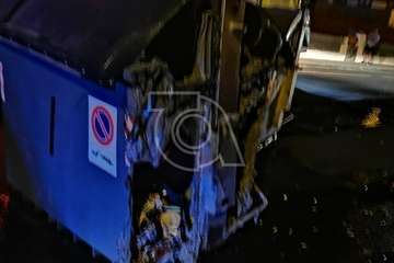 Arden varios contenedores en la carretera general del Valle de los Nueve/TA.